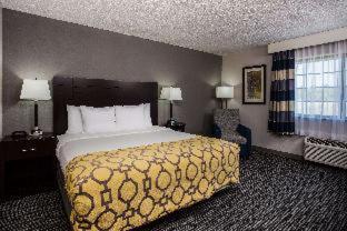 Queen Room with Two Queen Beds - Non-Smoking interior